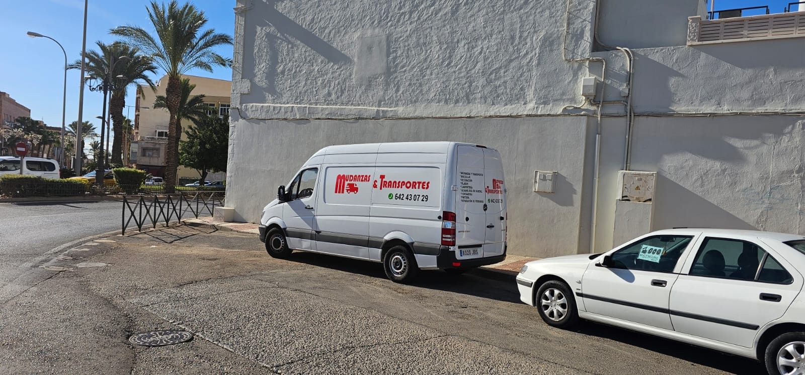 Carga de muebles en nuestra furgoneta de mudanzas